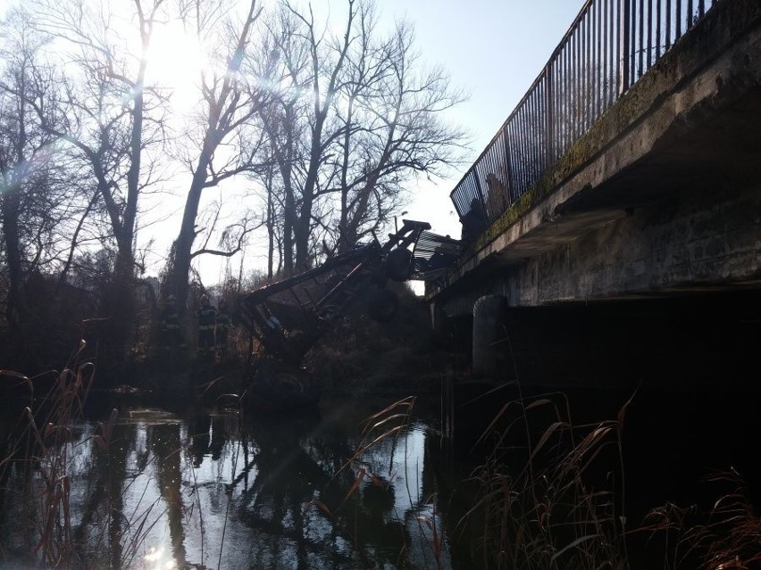Traktor spadł do rzeki: Na widok ciągnika zakrytego przez...