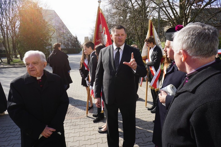 Na górce obok kościoła na os. Wichrowe Wzgórze zgromadzili...