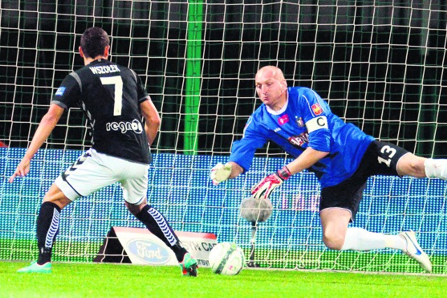 Maciej Mielcarz jest bramkarzem i kapitanem Widzewa.