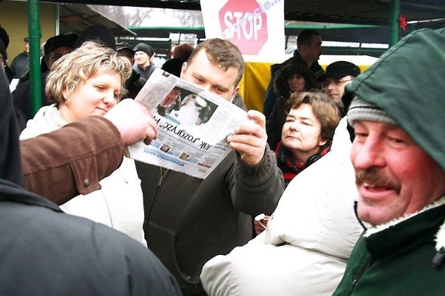 Kupcy podczas protestu czytali tekst "Pomorskiej&#8221; o ich poprzedniej akcji