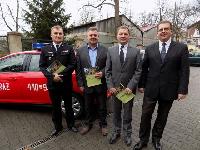 Umowę podpisali m.in.: Marek Ławrecki (od lewej), komendant KP PSP w Żaganiu, starosta Henryk Janowicz i  dyr Andrzej Skawiński i Mirosław Gąsik, przewodniczący rady powiatu.