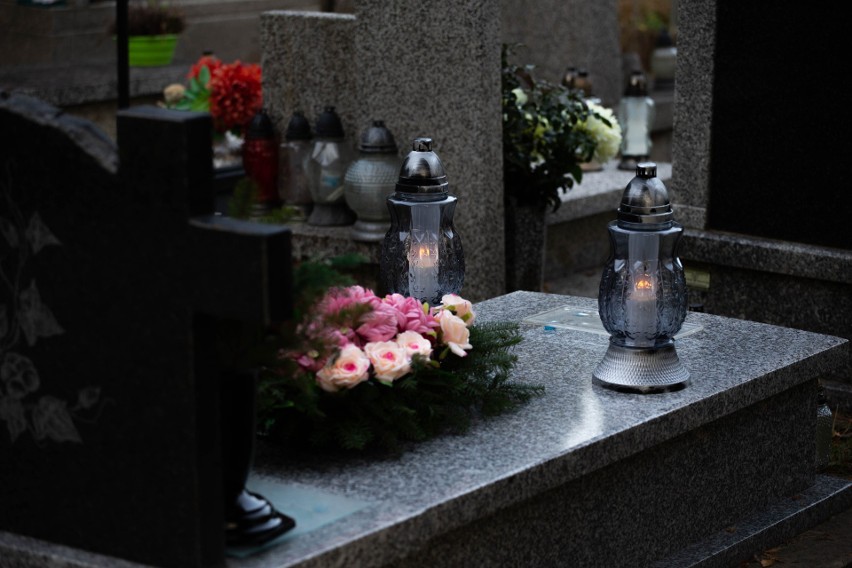 Cmentarz Batowice rozświetlony blaskiem zniczy. W Krakowie trwają przygotowania przed Dniem Wszystkich Świętych
