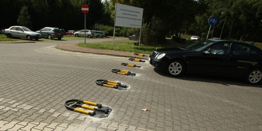 Znika parking przy parku Szczytnickim. Był konkurencją dla firmy, z którą dogadało się miasto
