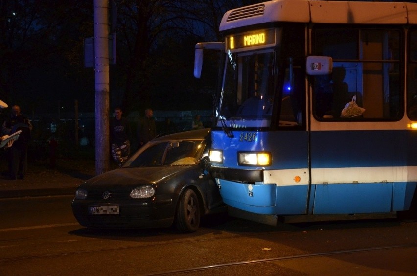 Wrocław: Wypadek na Sienkiewicza. Volkswagen zderzył się z tramwajem (ZDJĘCIA)