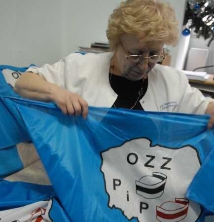 Bogusława Kornowicz, szefowa związku pielęgniarek w Zielonej Górze przygotowuje flagi na akcję protestacyjną