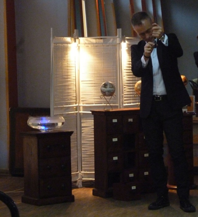 Piotr Czarnecki zaprosił swoich gości w zapachową podróż. Uczestnicy warsztatów tworzyli własne kompozycje perfum.
