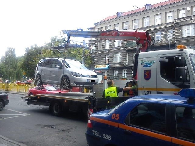 Auto na norweskich tablicach zablokowało wyjazd.