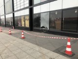 W Kielcach samochód uderzył w witrynę galerii handlowej (ZDJĘCIA)