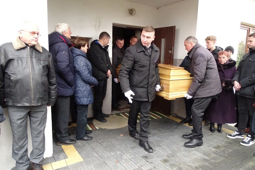 Pogrzeb Romana Świerżewskiego - społecznika, długoletniego dyrektora GOKiS w Bogutach-Piankach, 25.11.2023