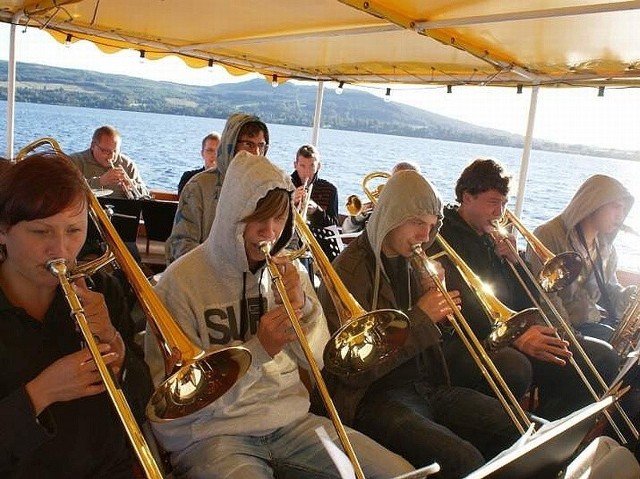 gra koncert na statku w Loch Lomond.