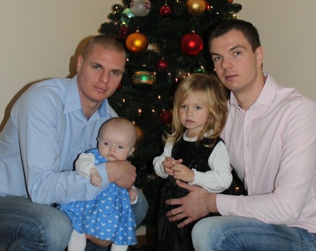 Kamil (z lewej) oraz Daniel ze swoimi córeczkami cieszą się z  nadejścia świąt.