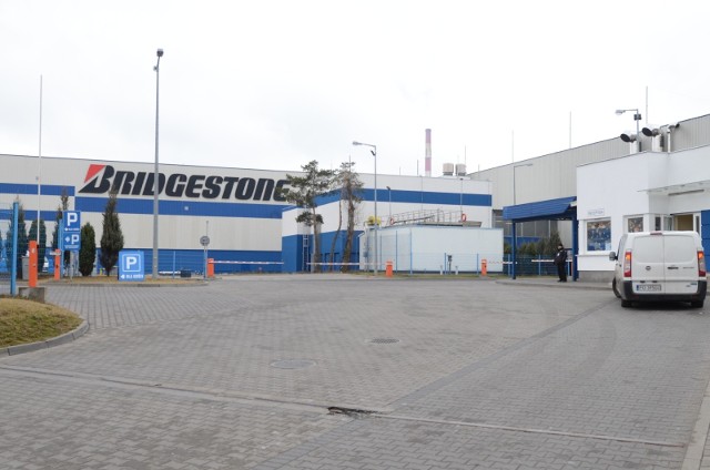 Spółka Bridgestone EMIA, producent opon, w poniedziałek ogłosiła czasowe zamknięcie lub obniżenie produkcji w zakładach produkcyjnych na terenie Europy w związku z wybuchem pandemii koronawirusa, wywołującego chorobę COVID-19. Poznański zakład będzie jednak dalej działał. 