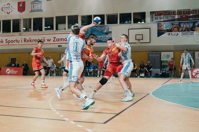 Handball Stal Mielec (biało-niebieskie stroje)  z Zamościa wraca bez punktów.