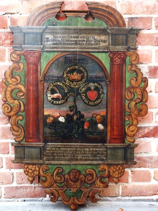 Drewniane epitafium z kościoła świętego Jerzego w Bytowie pochodzi z 1685 roku.  