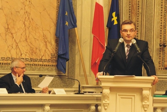 Radny opozycyjnego SLD Rafał Oleszek (nz. z prawej) należy do osób najczęściej krytykujących prezydenta miasta Roberta Chomę.