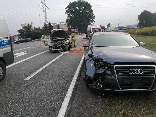 Dwa samochody osobowe zderzyły się po godz. 9 w Makowiskach, w gm. Solec Kujawski, na DK nr 10. Dyżurny PSP w Bydgoszczy zgłoszenie o wypadku odebrał o godz. 9.21.  Na miejscu jest karetka. Jedna osoba jest poszkodowana. Kierowca jednego z aut z obrażeniami głowy został zabrany do szpitala. W miejscu wypadku są utrudnienia w ruchu - pas w stronę Torunia jest zablokowany. 
