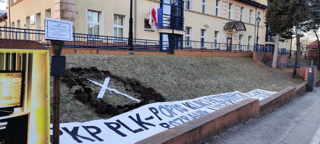 Opole. Transparenty i rozkopany trawnik przez siedzibą Zakładem Linii Kolejowych. Chodzi o wycinkę drzew na Pasiece. "Czas na bunt!"