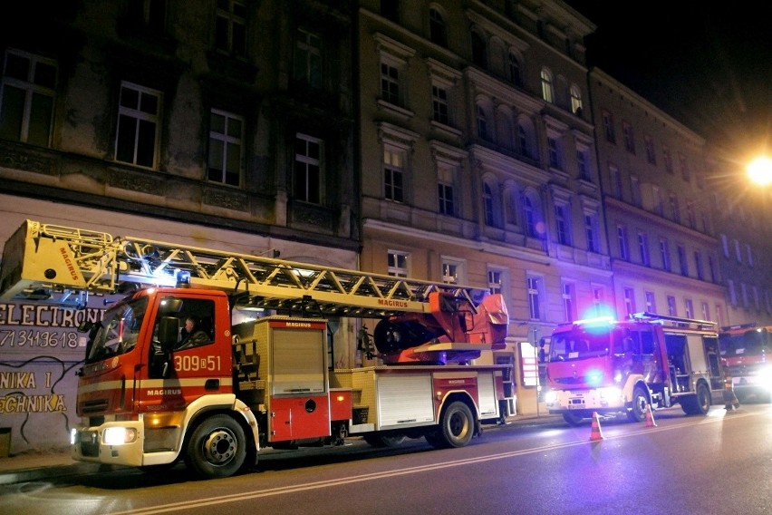 Wrocław: Pożar przy Pułaskiego. W płonącym mieszkaniu spało pięć osób (ZDJĘCIA) 