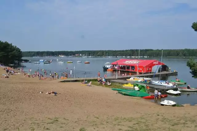 Rano w Pieczyskach kąpiących się i plażowiczów nie ma zby wielu. Ale od południa już tłumy