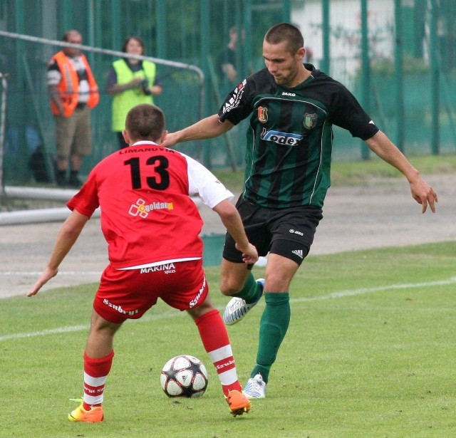 Piłkarze Stali Stalowa Wola (z piłką Wojciech Reiman) grają z Motorem w Lublinie.