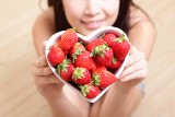 Jedzenie truskawek daje ogromne korzyści zdrowotne! Owoce te są dobre dla serca, skóry i wątroby. Dlaczego warto jeść truskawki regularnie?