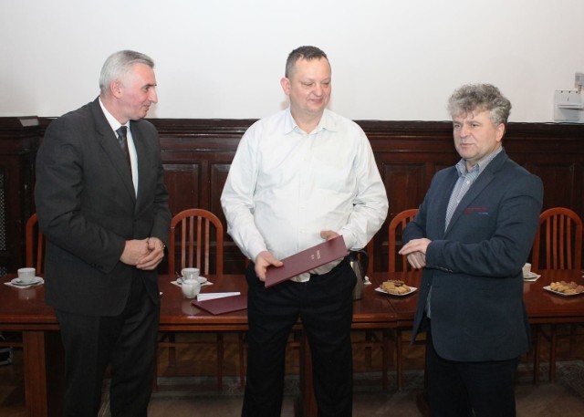 Piotr Kałużny (w środku), właściciel firmy Alu-System, odebrał zezwolenie na działalność w SSSE od Mirosława Kamińskiego, prezesa PARR S.A. (z lewej) i Witolda Namyślaka, burmistrza Lęborka.
