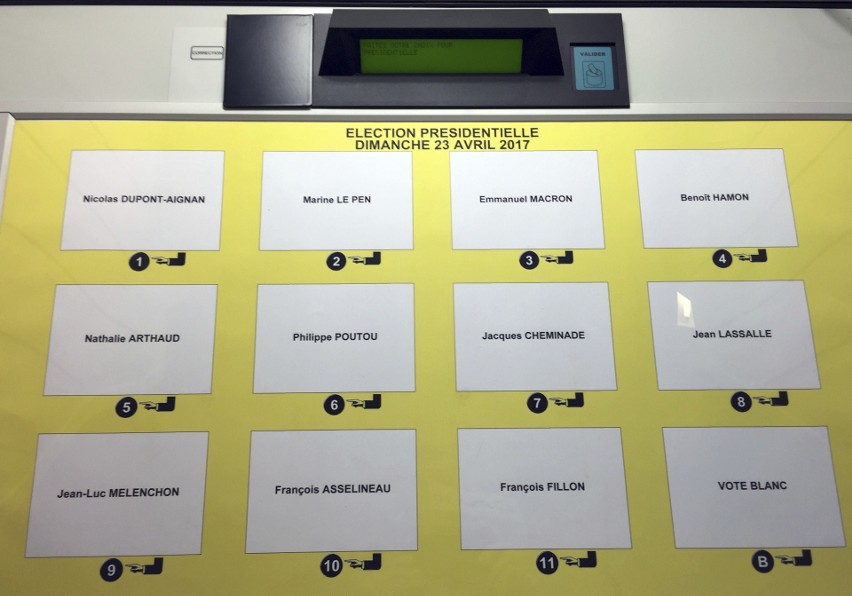 Elektroniczna maszyna do głosowania w lokalu w Ville d'Avray...
