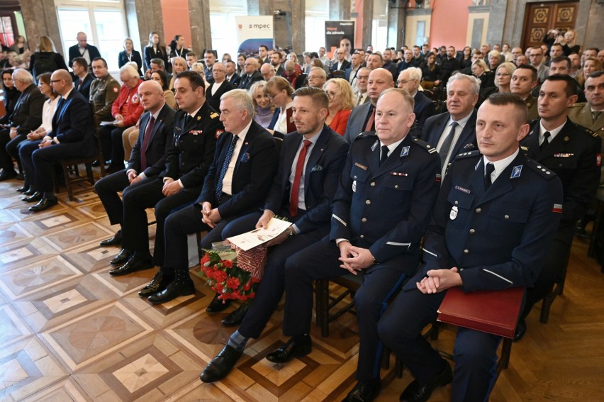 65-lecie Honorowego Krwiodawstwa Polskiego Czerwonego Krzyża. W Kielcach wręczono odznaczenia ratującym życie w Świętokrzyskiem. Zdjęcia