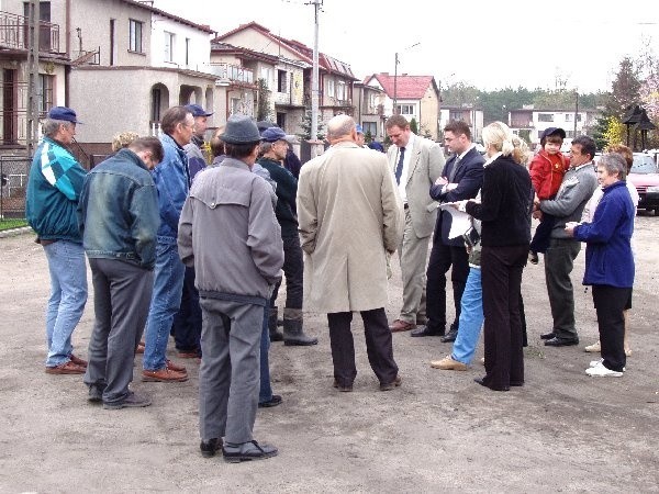 Na spotkanie z członkami komisji  infrastruktury przybyło kilkunastu mieszkańców  osiedla leśnego.