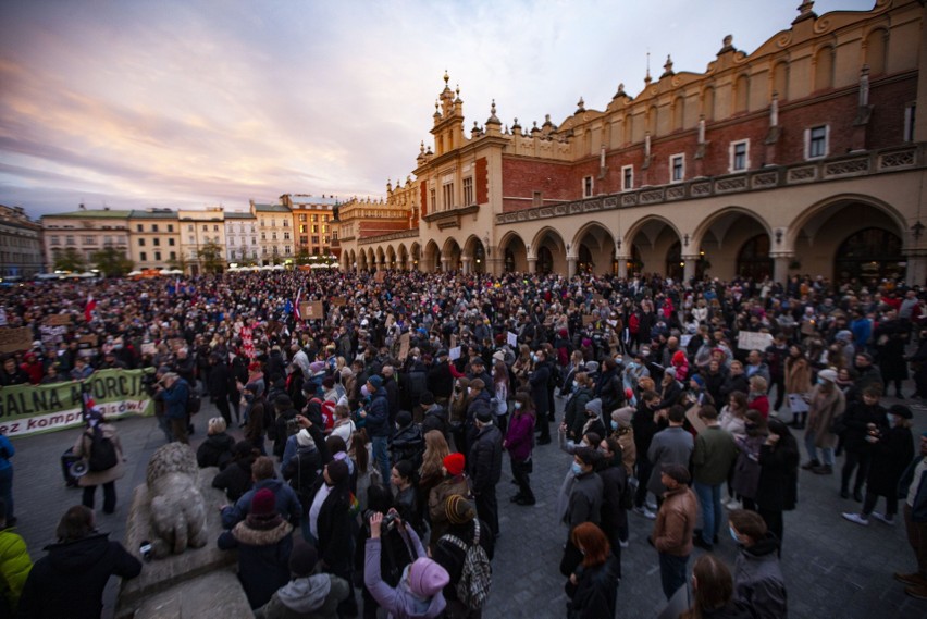 Protest rozpoczął się na krakowskim Rynku, potem...