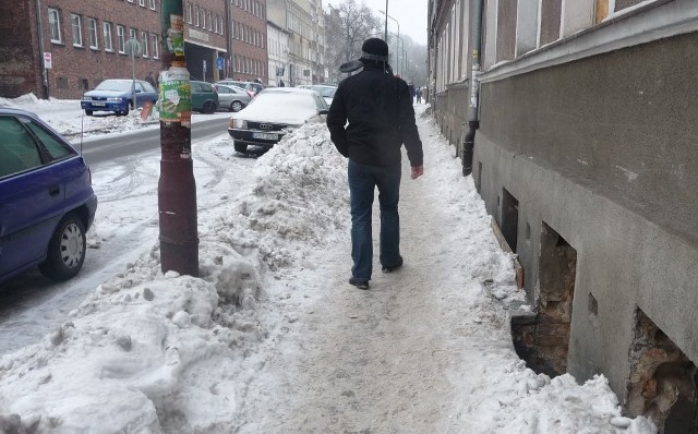 Piwniczne okna powinno się lepiej zabezpieczać. Tak by nikt nie mógł tamtędy wejść, kiedy robotnicy skończą pracę.