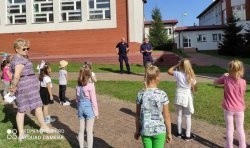 Policjanci w Szydłowcu mówili uczniom, jak należy zachowywać się na drodze, by nic złego nam się nie stało.
