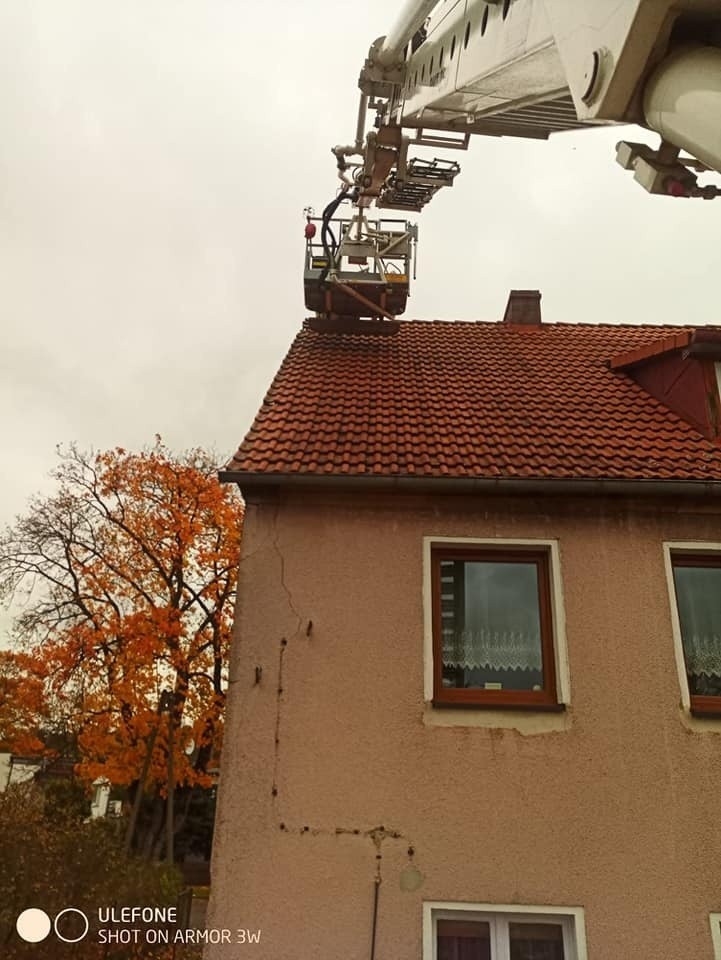 Strażacy z OSP Złocieniec usuwają skutki silnych wiatrów,...