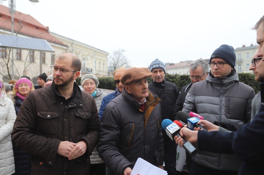 Głośny protest przed ratuszem w Kielcach. Mieszkańcy Baranówka bronią osiedle przed blokami. Zobaczcie zdjęcia i film