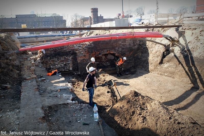 Sensacyjne odkrycie archeologów na Zamkowej. Wrocław jest starszy niż sądziliśmy? (FILM, ZDJĘCIA)