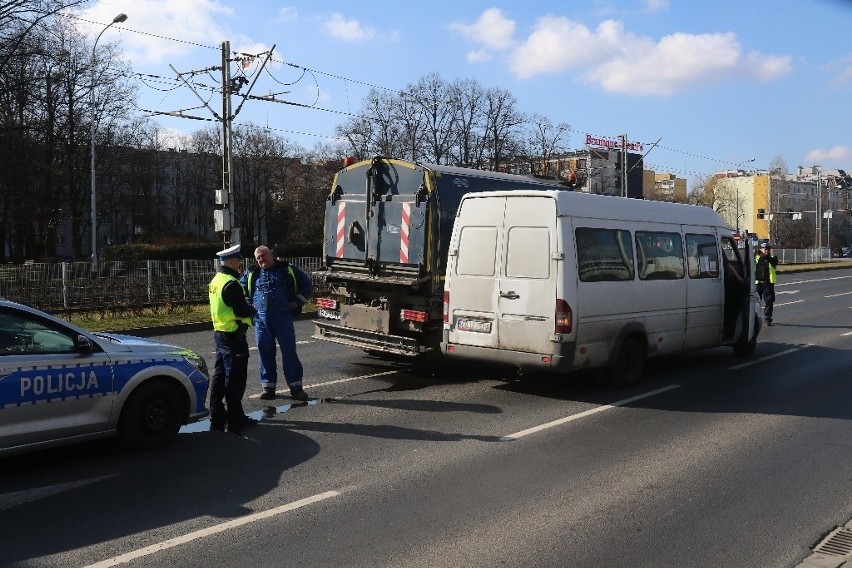 Wrocław: wjechał śmieciarką w busa pełnego ludzi na Legnickiej