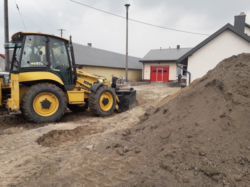 Ochotnicza Straż Pożarna Ostrów w gminie Krasocin ma nowy plac. Zobacz, jak postępowały prace (ZDJĘCIA)