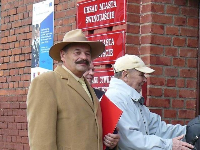 Leszek Szaciłło wchodzi do urzędu miasta.
