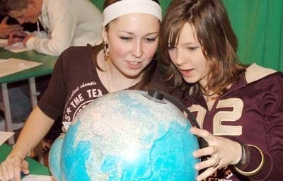 Renata Grzyb i Małgorzata Stankiewicz z gimnazjum w Lubianie szukają na globusie Libanu