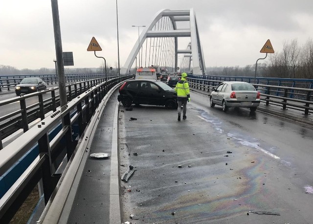 Dzisiaj krótko po godzinie 6:00 na moście im. gen. Elżbiety Zawackiej doszło do groźnie wyglądającego zdarzenia drogowego. Kierujący osobowym fordem fiestą 45-latek jadąc od Placu Daszyńskiego w kierunku Podgórza podczas zmiany pasa ruchu zderzył się z ciężarowym volvo. WIĘCEJ ZDJĘĆ NA KOLEJNYCH STRONACH >>>>Polecamy: Bieżące informacje o utrudnieniach na drogach w Toruniu i okolicach >>> TUTAJ 