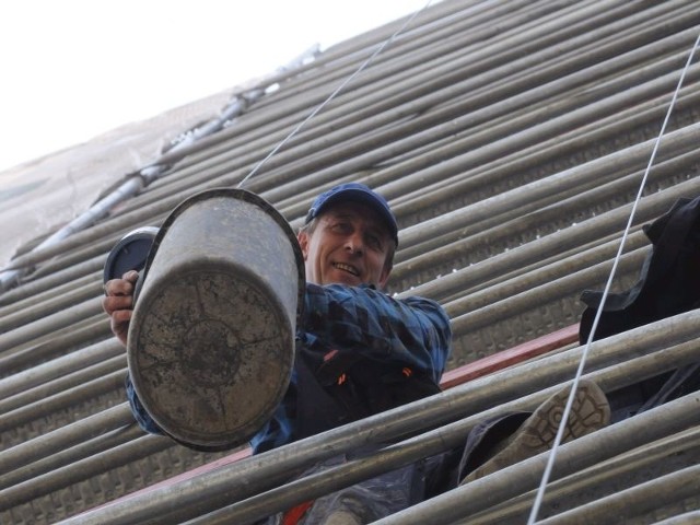 Krzysztof Zagdawski remontuje balkon przy ul. Wyszyńskiego