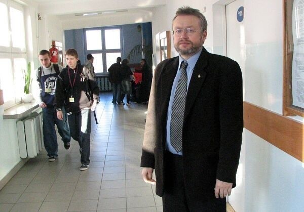 - Bardzo się cieszę z tego, że ubodzy uczniowie dostaną pomoc - mówi Tomasz Gogacz, dyrektor Gimnazjum numer 13 w Radomiu.