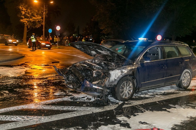 Kraków. Samochód spłonął na skrzyżowaniu [ZDJĘCIA]