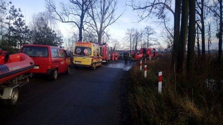 Śmiertelny wypadek. Auto wpadło do stawu na drodze z...