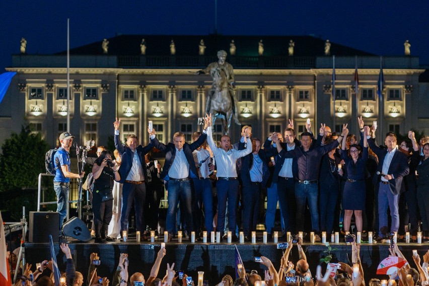 Łańcuch Światła w Warszawie [ZDJĘCIA] Demonstracja przed Pałacem Prezydenckim i marsz przed Sejm