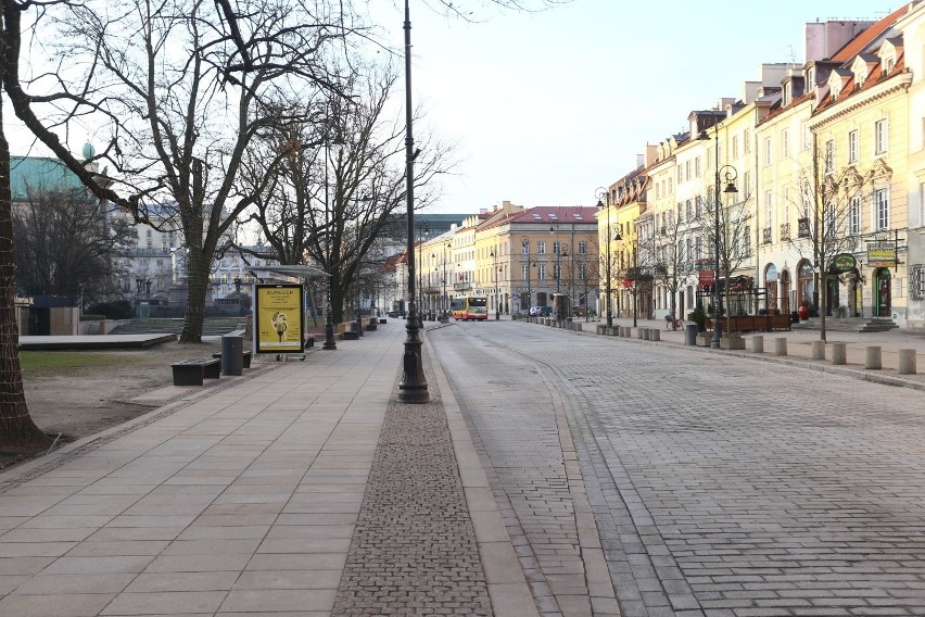 Koronawirus w Polsce. Warszawa szykuje się na epidemię. Kolejki w sklepach i puste ulice