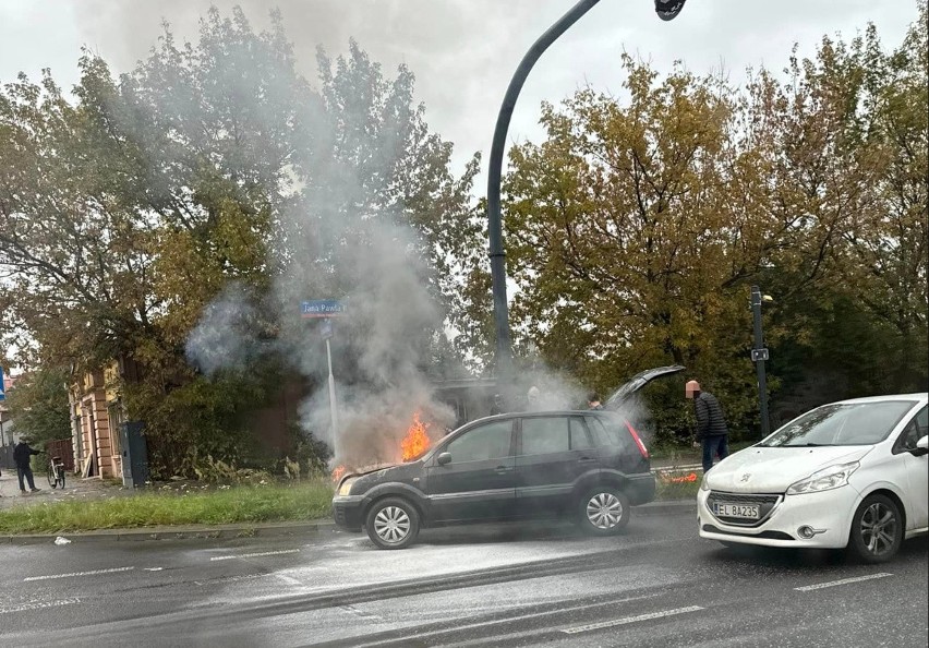 Pożar forda na al. Jana Pawła przy skrzyżowaniu z ul. Obywatelską ZDJĘCIA 