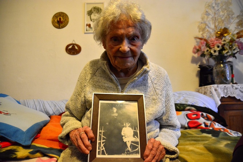 Pani Jadwiga skończyła właśnie 110 lat. W rękach trzyma...