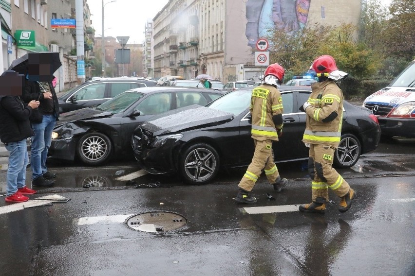 Wypadek na Sienkiewicza. Samochody zablokowały torowisko 