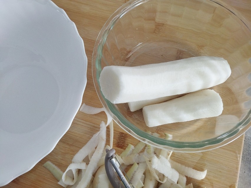 Przygotowanie sałatki zacznij od umycia i obrania białej...